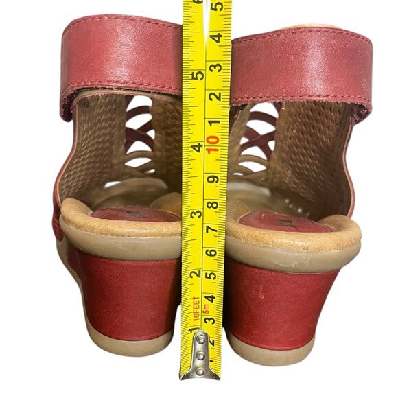 EARTH Regal Red Calla Leather Wedge Peep Toe Women’s Size 9.5 - Picture 5 of 8